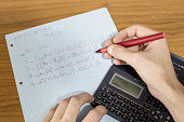 ein-student-tut-mathe-hausaufgaben-mit-einem-taschenrechner-und-einem-stift-auf-einem-holztisch.jpg?b=1&s=170x170&k=20&c=nYx3CsbDwFIy2ePPiHSbr0E7emFL_3NuHzmLPV-UXEU=