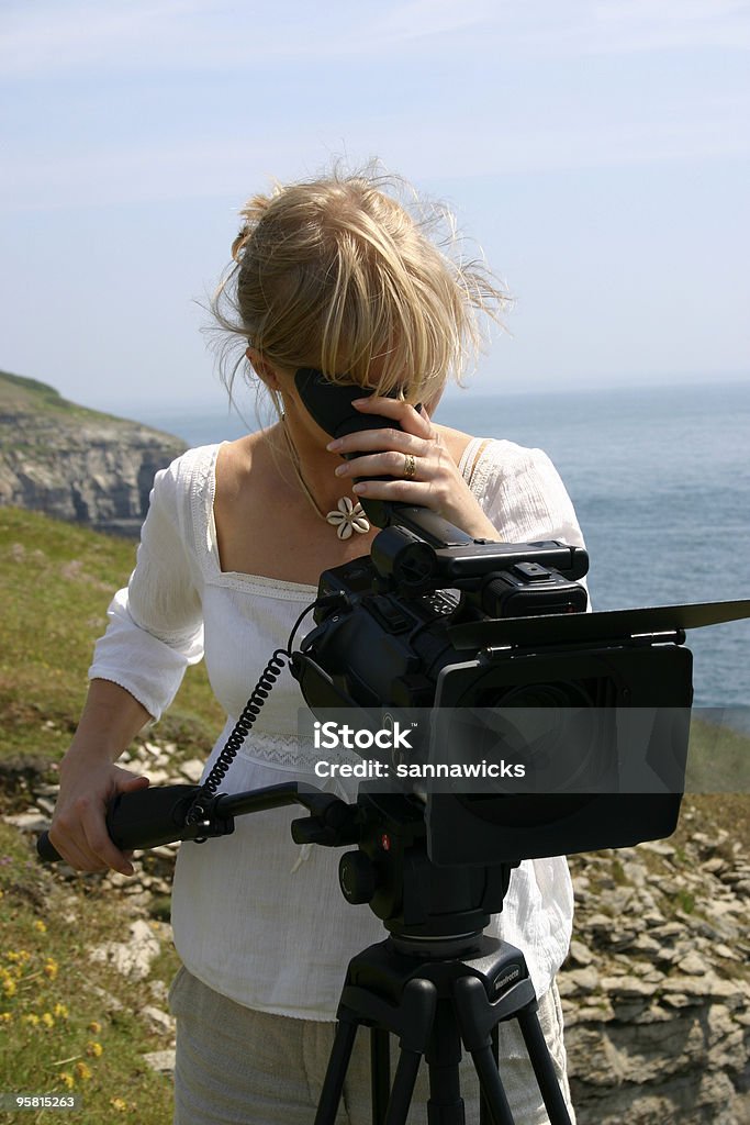 Câmera de mulher no trabalho filmes ao ar livre - Foto de stock de Diretor de cinema royalty-free
