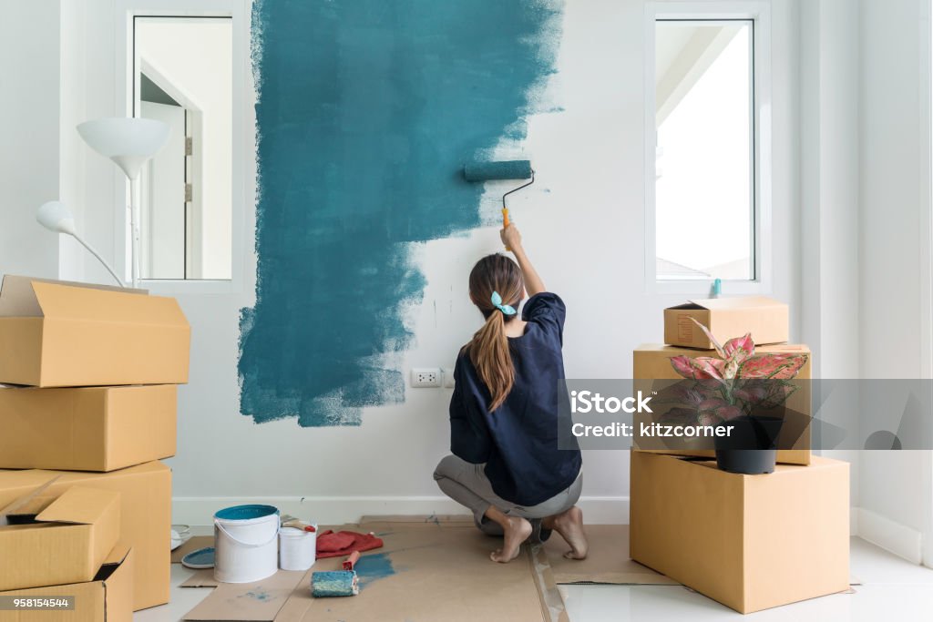 Junge Asiatin glücklich Malerei Innenwand - Lizenzfrei Malen Stock-Foto