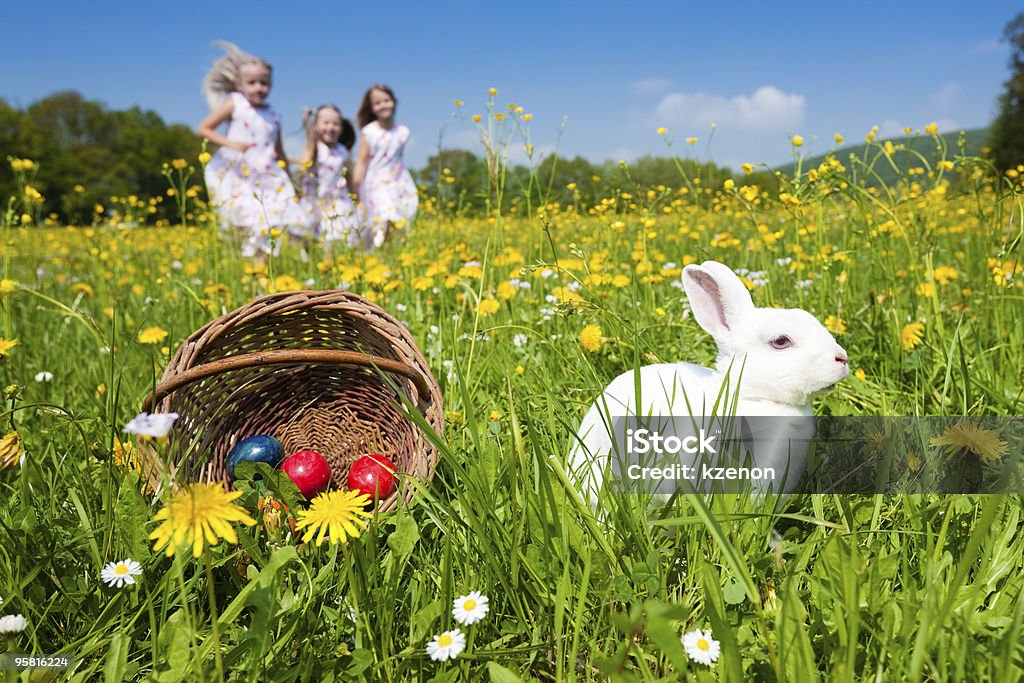 Easter bunny dem egg hunt - Lizenzfrei Kind Stock-Foto