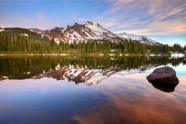 istock Sunset of Mt. Jefferson, Oregon 958162320