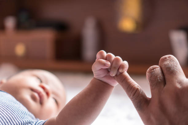 新しい生まれた赤ちゃんは、私の小さな指をキャッチします。 - little hands ストックフォトと画像