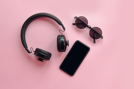 Elegantes Gafas De Sol Negro Smartphone Y Auriculares Sobre Fondo Rosa Endecha Plana Imagen De Hipster Moderno Artículos Negro Sobre Papel Rosado Blog De Instagram Espacio Para Texto Vacaciones De Verano Foto Elegantes Gafas De Sol Negro Smartphone Y Auriculares Sobre Fondo Rosa Endecha Plana Imagen De Hipster Moderno Artículos Negro Sobre Papel Rosado Blog De Instagram Espacio Para Texto Vacaciones De Verano Foto