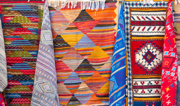 souvenir e tappeti tradizionali marocchini in un mercato nel distretto di medina - medieval pattern textured textured effect foto e immagini stock
