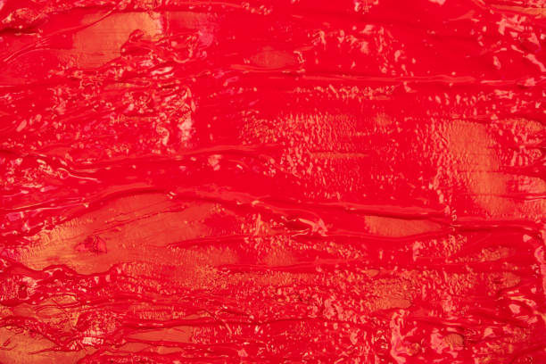 barbouillé de peinture rouge sur le mur - peeling paint wall white photos et images de collection