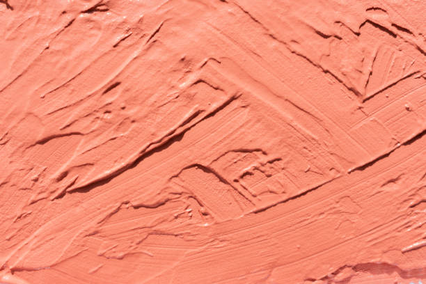 barbouillé de peinture rouge sur le mur - peeling paint wall white photos et images de collection