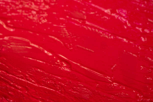 barbouillé de peinture rouge sur le mur - peeling paint wall white photos et images de collection