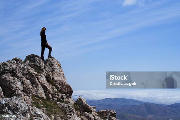 Mädchen Auf Dem Rock Stockfoto und mehr Bilder von Am Rand - Am Rand, Berg, Berggipfel