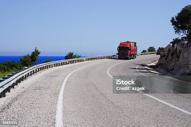 Camion Su Una Strada - Fotografie stock e altre immagini di Acqua - Acqua, Albero, Ambientazione esterna