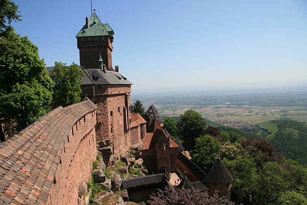 castello di haut-koenigsbourg, alsazia, francia - koenigsbourg foto e immagini stock