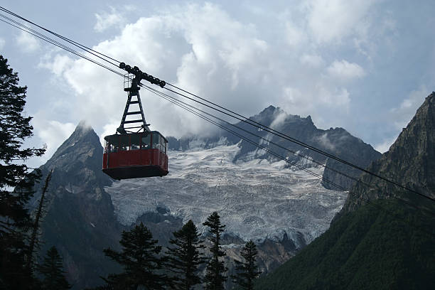 montaña funicular en dombai - overhead cable car summer ski lift scenics fotografías e imágenes de stock