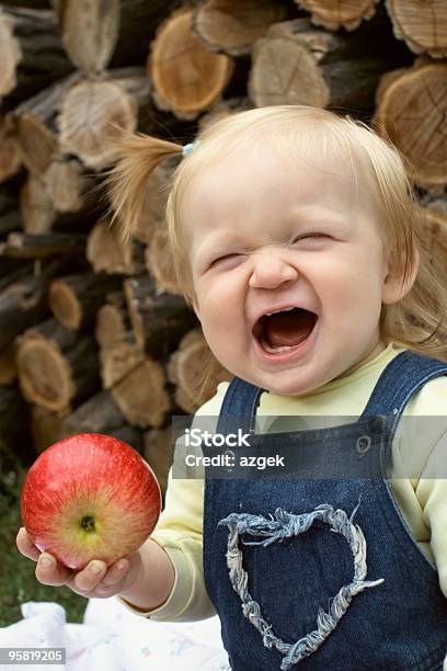 Niño Con Apple Foto de stock y más banco de imágenes de Aire libre - Aire libre, Alegre, Alimento