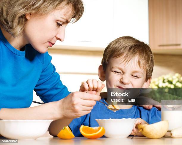 Geduldige Mutter Und Sohn Frech Stockfoto und mehr Bilder von Alleinerzieherin - Alleinerzieherin, Das Leben zu Hause, Ein Elternteil