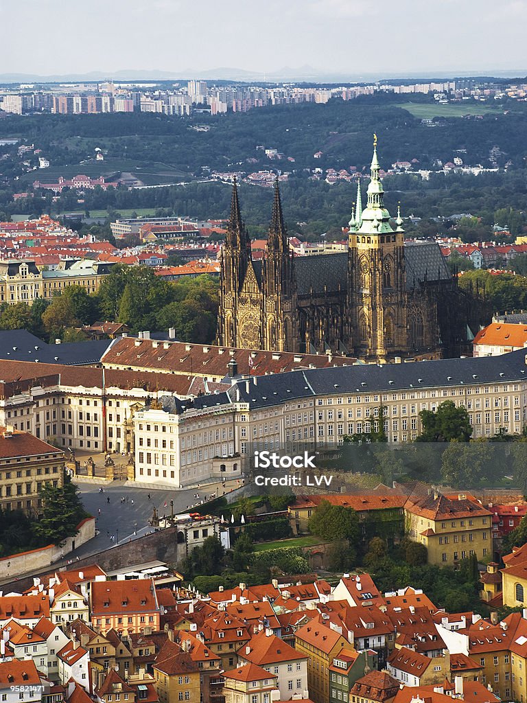 Verano con luz natural y vista de la catedral de san vito - Foto de stock de Arquitectura libre de derechos