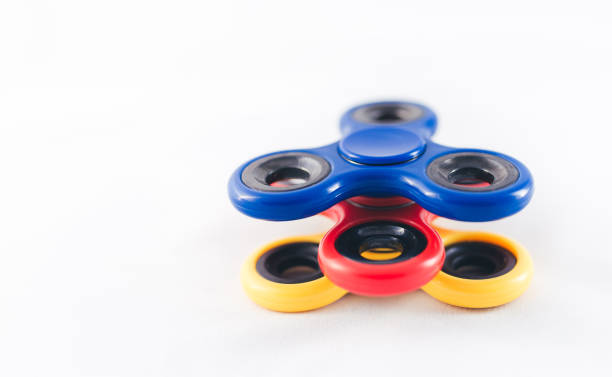 zenuwachtig spinners op wit - handspinner stockfoto's en -beelden