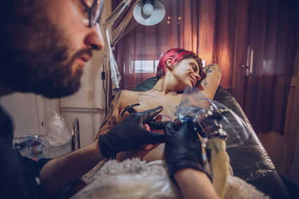 istock Enjoying in tattooing 958221924