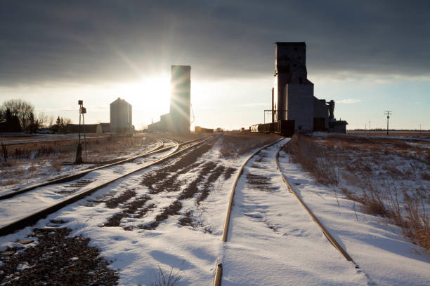 a pradaria saskatchewan canada a trabalhar velhos elevadores de grãos - saskatchewan country road road prairie - fotografias e filmes do acervo