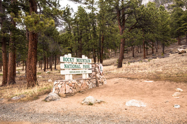 istock Rocky Mountain National Park Sign 958244700