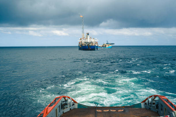 statek ahts robi statyczne holowanie tankowca podnoszenia. praca holownika oceanicznego - construction platform sea drill mining zdjęcia i obrazy z banku zdjęć