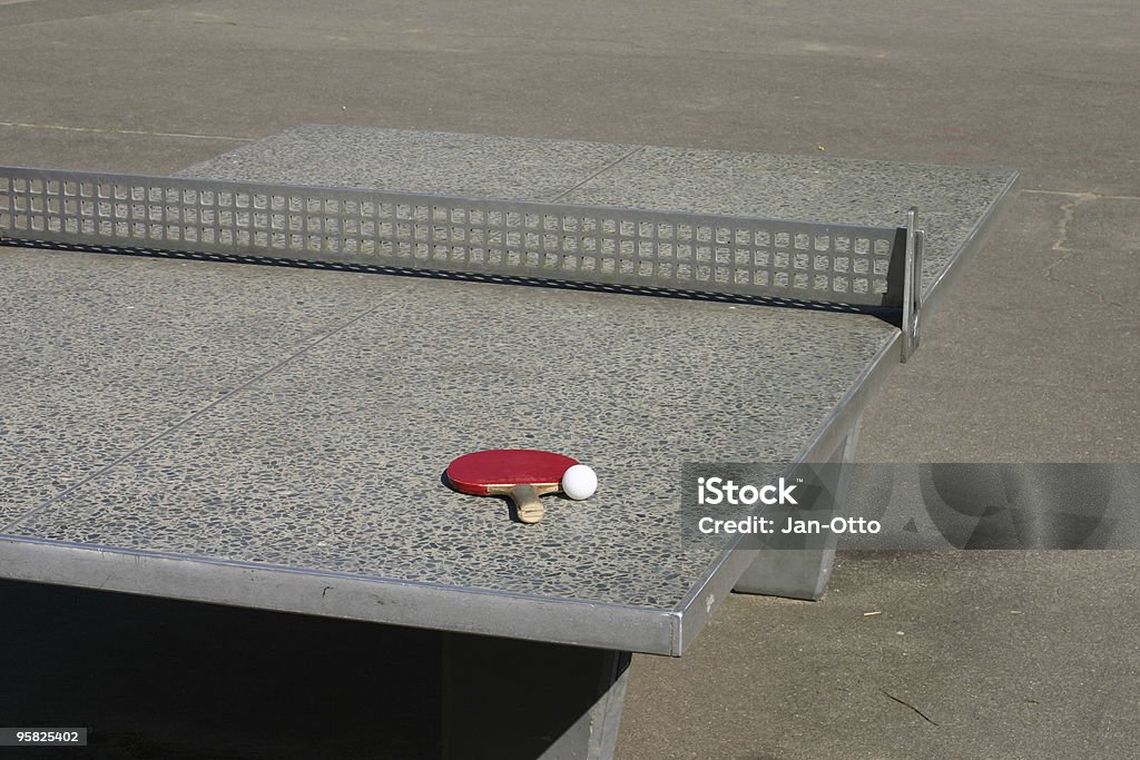 Schläger und Ball auf einem ping pong Tisch - Lizenzfrei Asphalt Stock-Foto