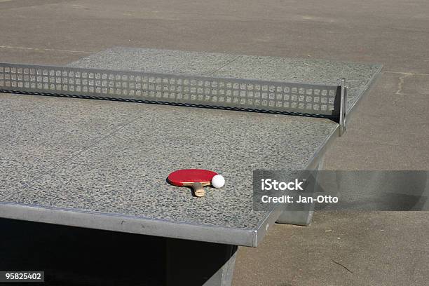 Schläger Und Ball Auf Einem Ping Pong Tisch Stockfoto und mehr Bilder von Asphalt - Asphalt, Atrium - Grundstück, Ausrüstung und Geräte