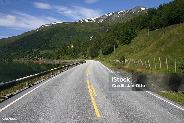 Curvy Und Einsam Road Stockfoto und mehr Bilder von Abgeschiedenheit - Abgeschiedenheit, Anhöhe, Asphalt