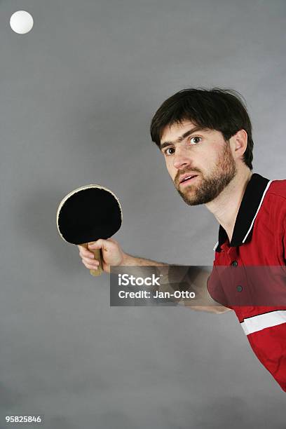 Smashing Den Ball Stockfoto und mehr Bilder von Aktivitäten und Sport - Aktivitäten und Sport, Aufschlagen - Sport, Badmintonschläger