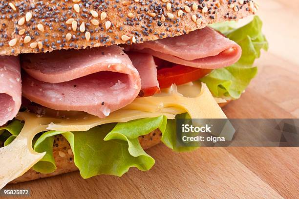 Photo libre de droit de Long Blé Complet Sandwich Baguette Gros Plan banque d'images et plus d'images libres de droit de Aliment - Aliment, Aliment en portion, Alimentation lourde