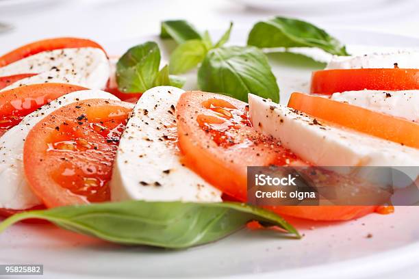 Sałatka Caprese - zdjęcia stockowe i więcej obrazów Sałatka caprese - Sałatka caprese, Fotografika, Gourmet