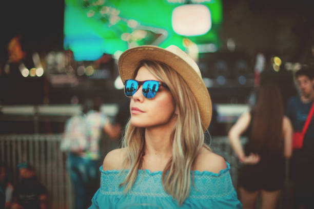 istock Festival girl 958259346