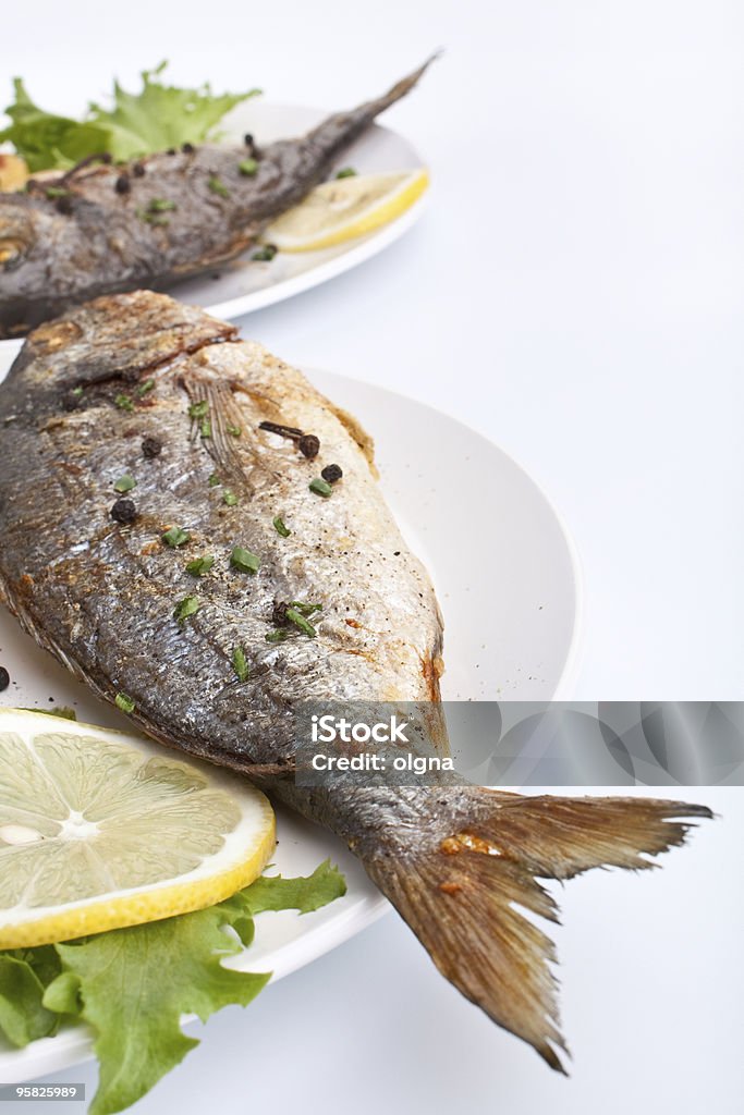 Peixe pargo com legumes - Foto de stock de Alface royalty-free