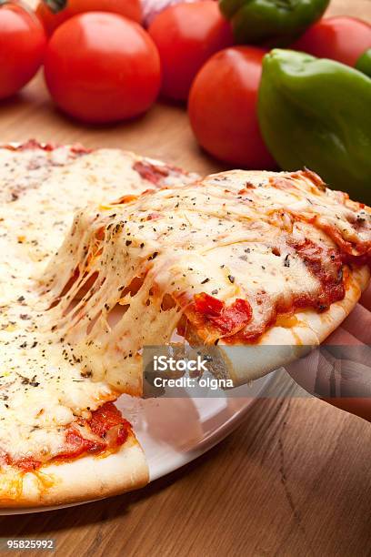 Fetta Di Pizza Margherita Sollevate - Fotografie stock e altre immagini di Pizza - Pizza, Formaggio, Close-up