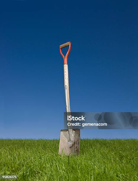 Schaufel Im Gras Stockfoto und mehr Bilder von Blau - Blau, Erdreich, Farbbild