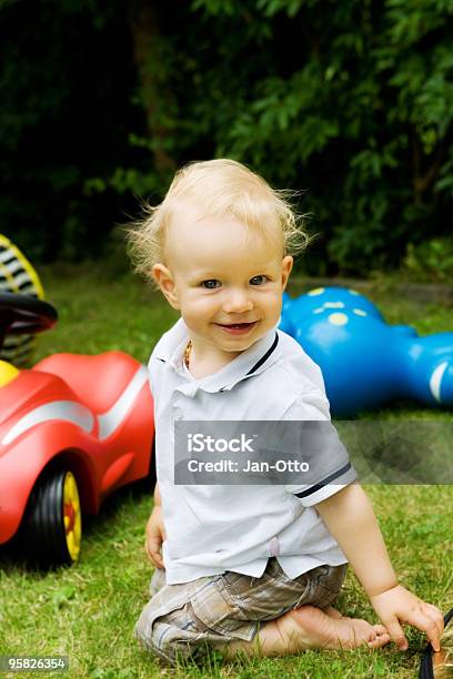 Kind Im Garten Stockfoto und mehr Bilder von 12-23 Monate - 12-23 Monate, Baby, Blaue Augen