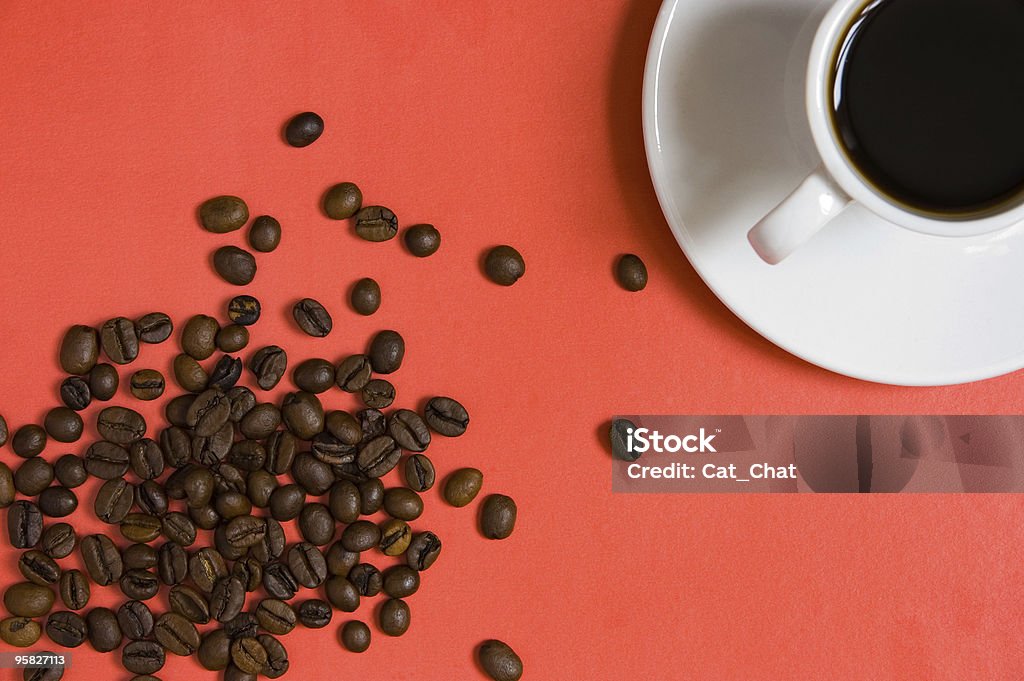 Xícara de café e grãos Derramado - Foto de stock de Assado royalty-free