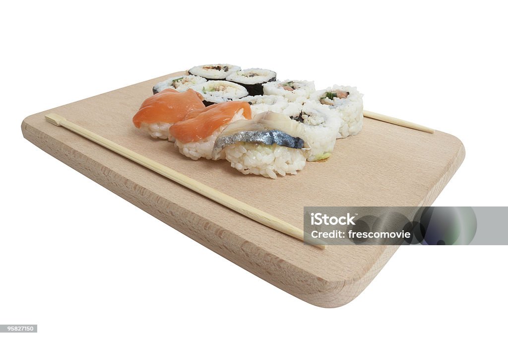 Sushi en un tablero de madera - Foto de stock de Alimento libre de derechos
