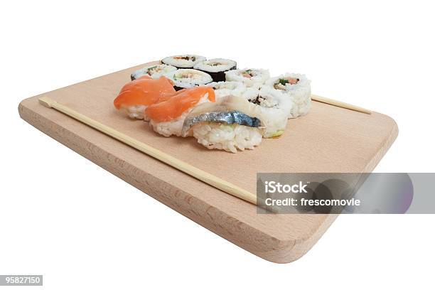 Sushi En Un Tablero De Madera Foto de stock y más banco de imágenes de Alimento - Alimento, Color - Tipo de imagen, Comida japonesa
