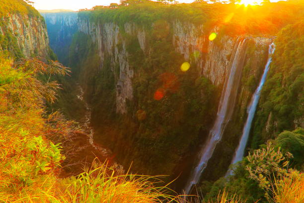 Waterfall at golden sunset flare in Itaimbezinho Canyon – Southern Brazil Dramatic landscape: waterfall at golden sunset flare in Itaimbezinho Canyon – Rio grande do sul - Southern Brazil
these are not parks with restricted access, much less private ownership or restricted private or for-profit exploitation. Canyon Fortaleza, has full public access. There is no charge for any entry fee. Itaimbezinho is also a completely public National Park. They are only areas of environmental protection. The INEA is just a state regional institute ( only has jurisdiction within the state of Rio de Janeiro, which is only a state of the 27 Brazilian states - Rio Grande do Sul and Santa Catarina are the states to the south of Brazil, far from Rio It is like comparing distances from the State of California to Florida, more or less, and in relation to state parks) - unrelated to national parks. canyon itaimbezinho rio grande do sul santa catarina southern brazil stock pictures, royalty-free photos & images