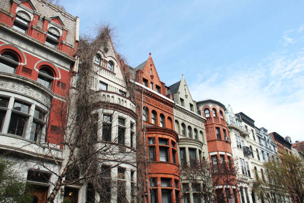 linha colorida de nyc brownstones - residential structure house luxury brownstone - fotografias e filmes do acervo