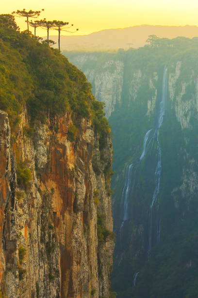 cachoeira no pôr do sol de ouro e o canyon itaimbezinho – sul do brasil - dramatic sky famous place canyon majestic - fotografias e filmes do acervo