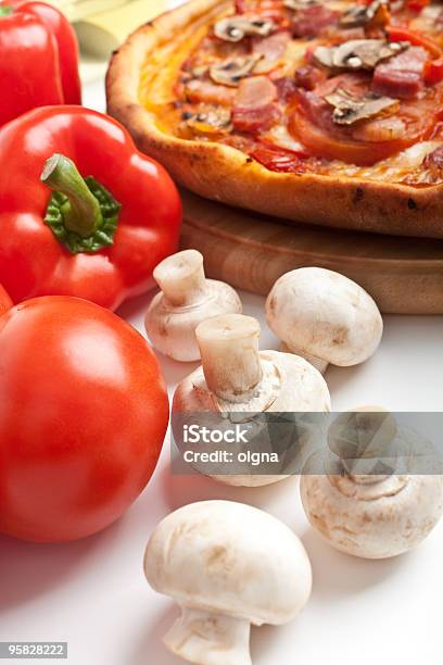 Tipo Seta Y Tocino Pizza Foto de stock y más banco de imágenes de Alimento - Alimento, Blanco - Color, Carne