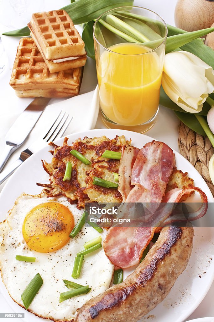 Jajko sadzone, starte i bekon śniadaniowy - Zbiór zdjęć royalty-free (Angielskie śniadanie)