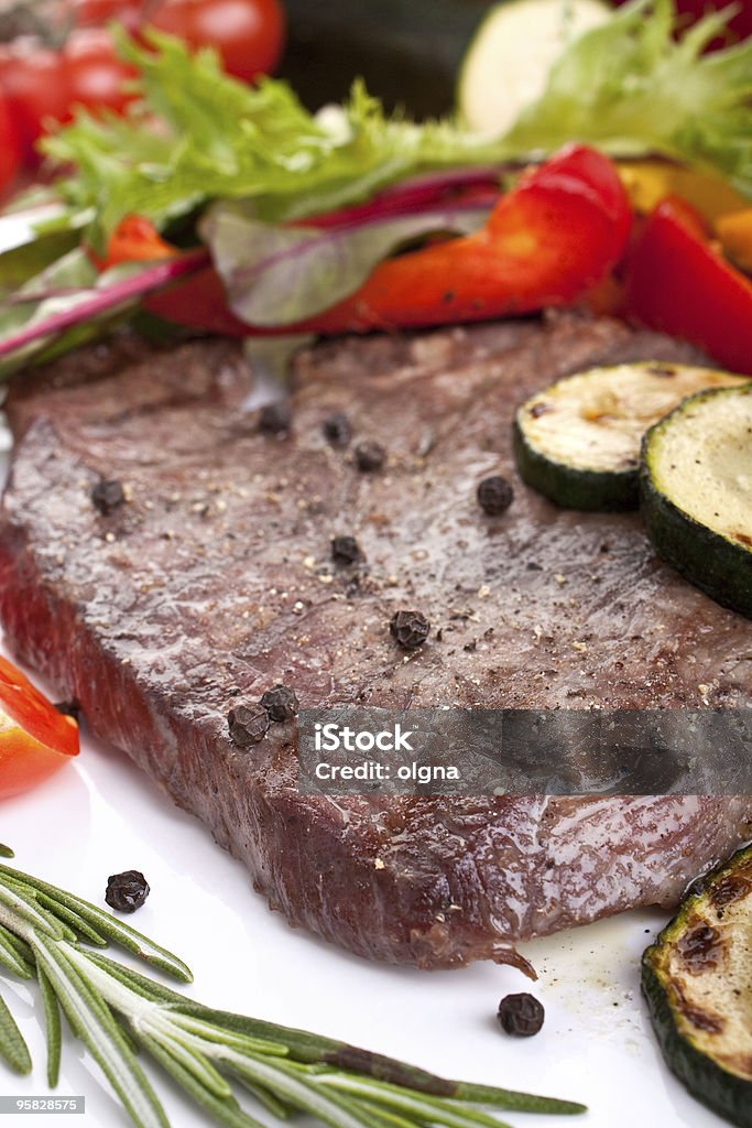 Carne de Bife de Filete com produtos hortícolas - Royalty-free Alecrim Foto de stock