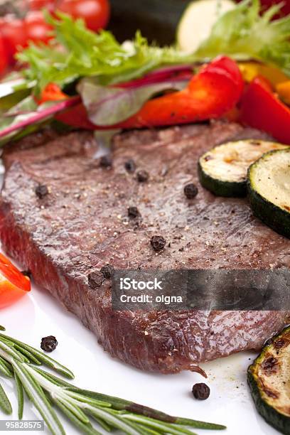 Carne De Bife De Filete Com Produtos Hortícolas - Fotografias de stock e mais imagens de Alecrim - Alecrim, Alface, Alimentação Saudável