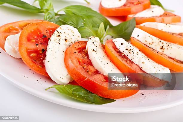 Foto de Clássica Salada Caprese e mais fotos de stock de Alimentação Saudável - Alimentação Saudável, Salada, Antepasto