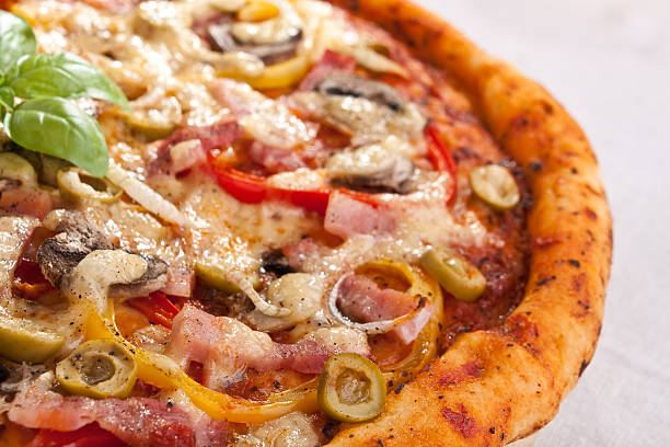 mushroom pizza con pancetta e olive - pepperoni pizza green olive italian cuisine tomato sauce foto e immagini stock