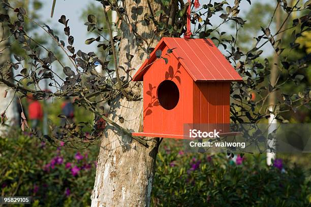 Photo libre de droit de Red Colombier Dans La Forêt banque d'images et plus d'images libres de droit de Pigeonnier - Pigeonnier, Arbre, Boîte