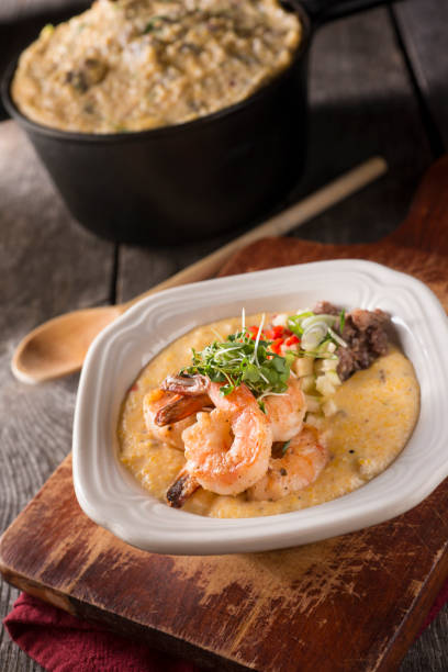 shrimp and grits - grits prepared shrimp restaurant food imagens e fotografias de stock