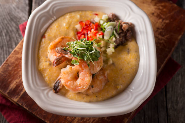 krewetki i kasza - grits prepared shrimp restaurant food zdjęcia i obrazy z banku zdjęć