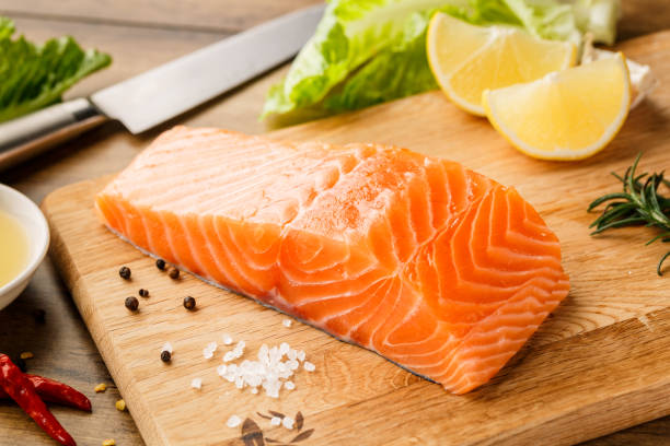 primas filete de salmón  - cortar en trozos preparar comida fotos fotografías e imágenes de stock